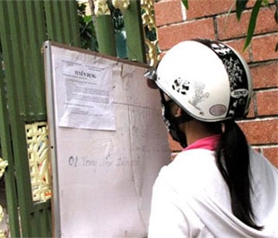 Các doanh nghiệp tại Tp.HCM đang khổ sở vì thiếu lao động. Trong ảnh: bạn Mai đang xem thông tin tuyển dụng tại Công ty Đông Tiến Hưng, khu công nghiệp Tân Bình - Ảnh: Thanh Thương.