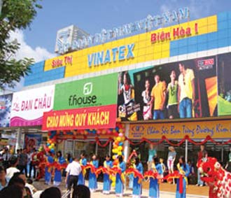 Mặt bằng kinh doanh vẫn đắt giá dù buôn bán đang gặp khó khăn.