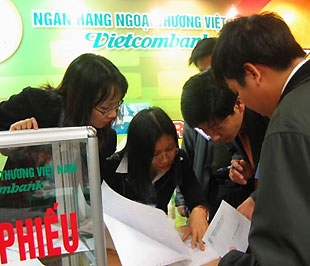 Ngày 26/12/2007, Vietcombank đã tiến hành IPO chào bán ra công chúng 97,5 triệu cổ phần với giá đấu giá thành công bình quân thực tế là 107.572 đồng.