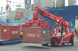 So với tháng trước, kim ngạch xuất khẩu và nhập khẩu giảm khá lớn, đều vào khoảng 26%.