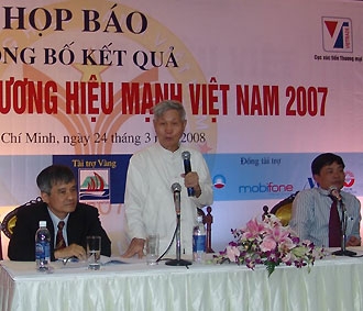 Giáo sư Đào Nguyên Cát, Tổng biên tập Thời báo Kinh tế Việt Nam, phát biểu tại họp báo công bố doanh nghiệp đạt giải Thương hiệu Mạnh 2007.