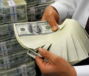 Qua hai ngày, tỷ giá đã tăng 190 VND/USD, một bước tăng quá bất thường so với sự ổn định quanh mốc 16.610 VND/USD trong hơn một tháng trở lại đây - Ảnh: AFP.