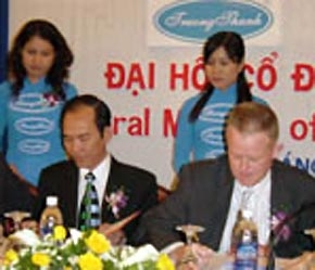 Đại diện Quỹ ASEAF và Tập đoàn Kỹ nghệ gỗ Trường Thành ký kết hợp đồng đầu tư. Trường Thành sẽ tiến hành IPO vào tháng 7 tới - Ảnh: NLĐ.