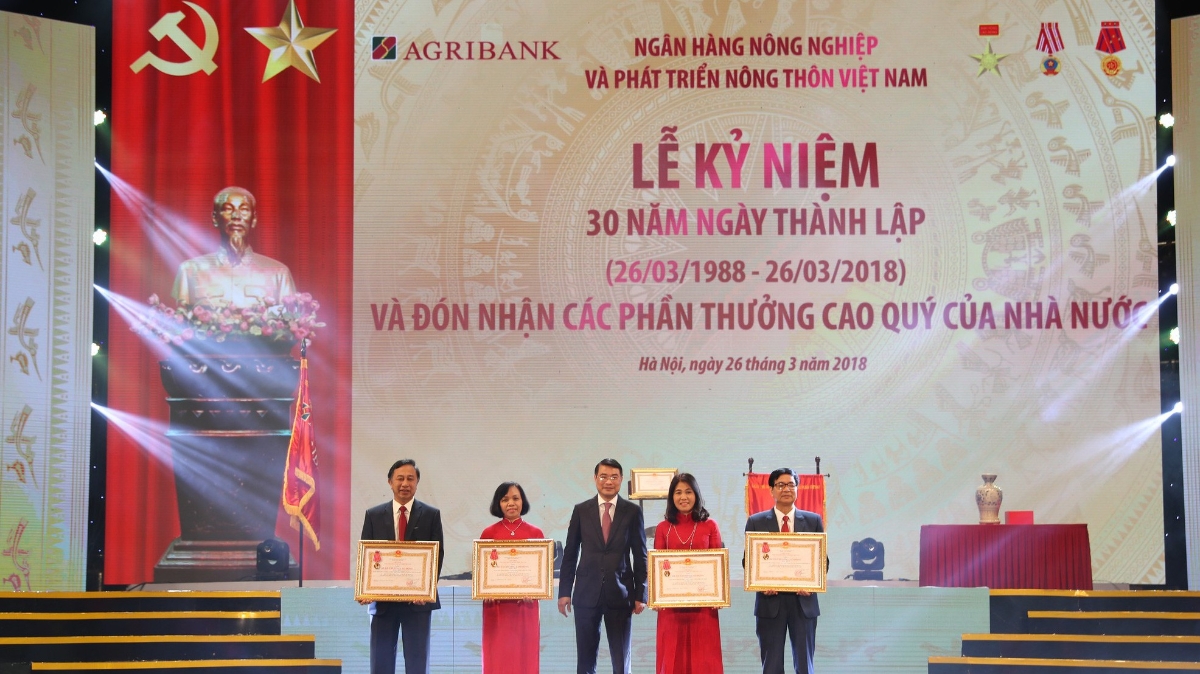 Tập thể 4 Chi nhánh Agribank đón nhận Huân chương Lao động hạng Nhất.