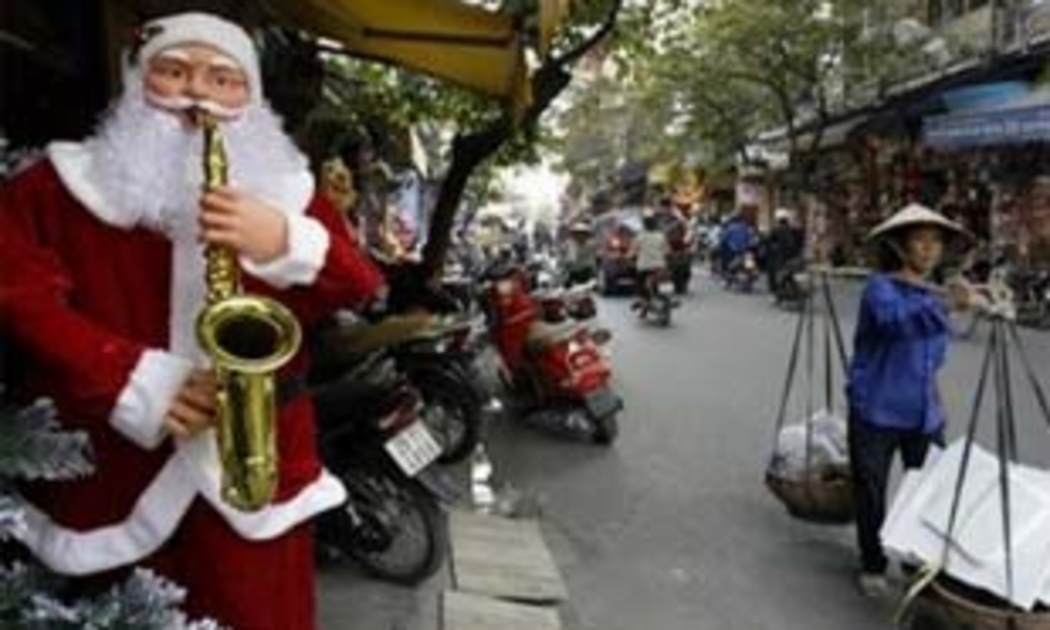 Tại một khu phố buôn bán sầm uất tại Hà Nội, những ngày cuối năm 2008 - Ảnh: AFP.