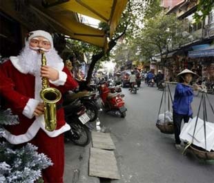 Tại một khu phố buôn bán sầm uất tại Hà Nội, những ngày cuối năm 2008 - Ảnh: AFP.