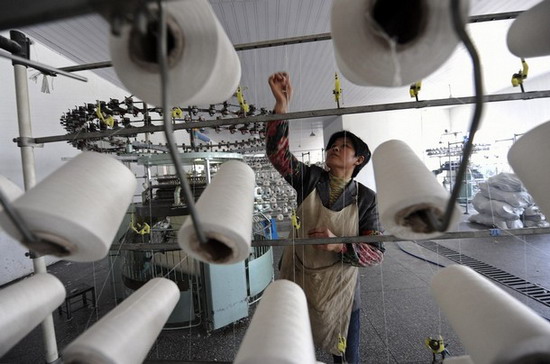 Việc tăng lương công nhân sẽ thúc đẩy mức tiêu dùng nội địa - Ảnh: Reuters.