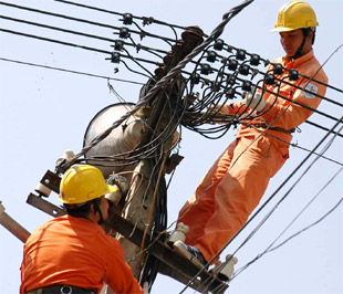 Theo Bộ Công Thương, với kiến nghị này, dự kiến giá điện bình quân năm 2009 sẽ giảm khoảng 0,5%, từ mức 948,5 đồng/KWh hiện nay xuống 943,7 đồng/KWh. Điều này cũng đồng nghĩa với việc, tổng doanh thu bán điện trong năm sẽ giảm khoảng 350 tỷ đồng.