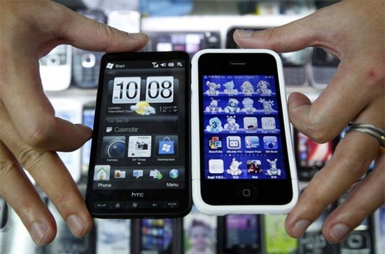 Một mẫu smartphone của HTC (trái) và chiếc điện thoại đình đám iPhone của Apple - Ảnh: Reuters.