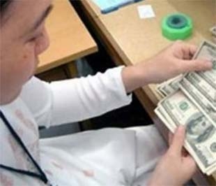 Theo mức Ngân hàng Nhà nước công bố hôm nay, tỷ giá bình quân liên ngân hàng chỉ còn 16.512 VND, giảm từ mốc 16.520 VND từ đầu tuần trước.