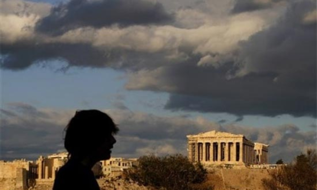 Một khách du lịch phía trước ngôi đền cổ Parthenon tại Athens, thủ đô Hy Lạp. Trong cả năm 2010, nước này cần tới 54 tỷ Euro để trả nợ - Ảnh: AP.