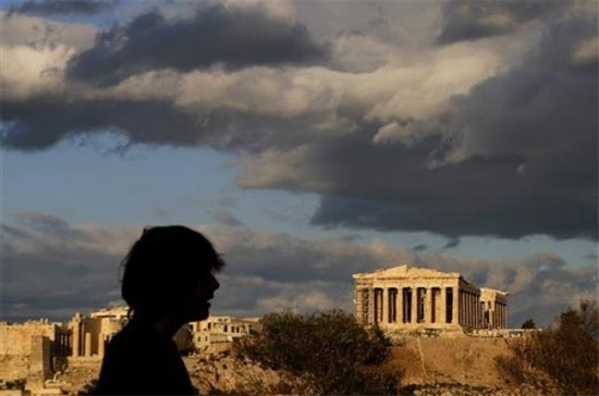 Một khách du lịch phía trước ngôi đền cổ Parthenon tại Athens, thủ đô Hy Lạp. Trong cả năm 2010, nước này cần tới 54 tỷ Euro để trả nợ - Ảnh: AP.