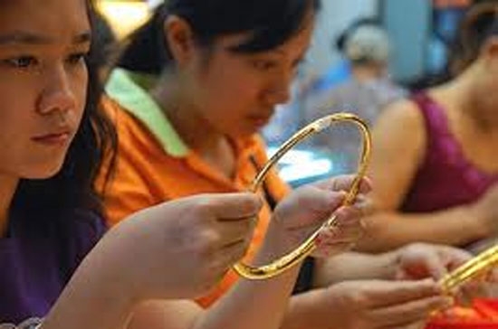 Tỷ giá USD “chợ đen” và tương quan cung-cầu vàng đang là nhân tố chi phối chính giá vàng trong nước 3 ngày trở lại đây, trong khi giá thế giới gần như không có nhiều thay đổi.