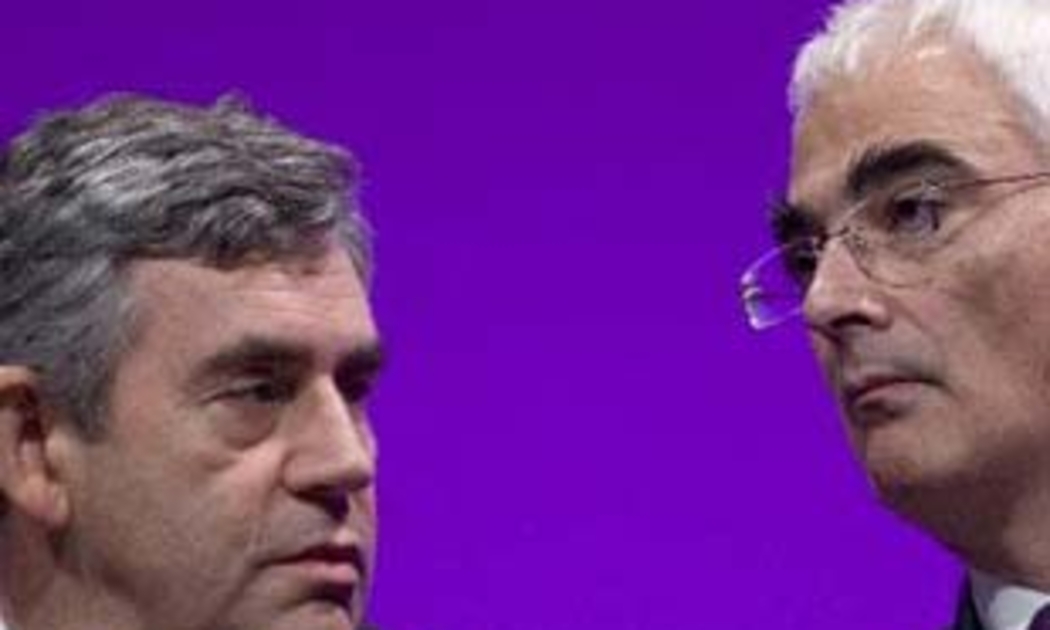 Thủ tướng Anh Gordon Brown (trái) và Bộ trưởng Bộ Tài chính nước này Alistar Darling - Ảnh: Bloomberg.