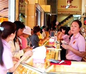 Mua bán vàng chộn rộn trở lại sau khi giá vàng giảm.