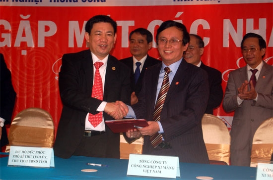 Chủ tịch UBND tỉnh Nghệ An, ông Hồ Đức Phớc (bên trái), ký thỏa thuận đầu tư với nhà đầu tư.