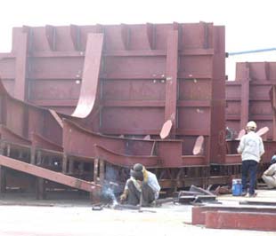 Hiện đã có doanh nghiệp “tự xử” bằng cách mổ tàu bán sắt vụn trả nợ ngân hàng.