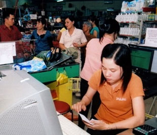 Thanh toán cho khách hàng tại cửa hàng miễn thuế trong Khu kinh tế cửa khẩu Mộc Bài - Ảnh: Hà Thái.