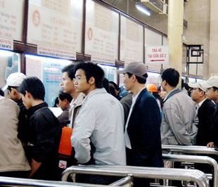 Những người lao động có chứng nhận bị mất việc làm do những khó khăn chung của nền kinh tế sẽ được giảm 25% giá vé, khi mua vé ghế cứng trên tất cả các hành trình của ngành đường sắt - Ảnh minh họa.