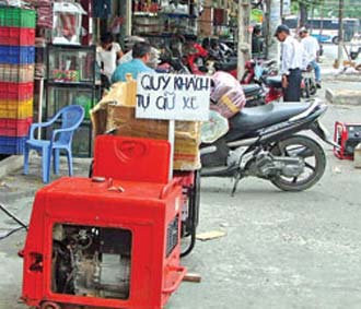 Điện cứ cúp, tiền cứ tăng. Trong cuộc giao ban này ngành điện lại đòi tăng giá bán điện.