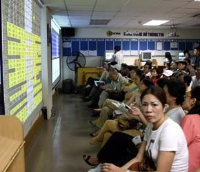 Nền kinh tế phát triển mạnh của Việt Nam đang tràn ngập tiền mặt. Vì vậy, vốn cần tìm được nơi để đổ bộ - Ảnh: Việt Tuấn.