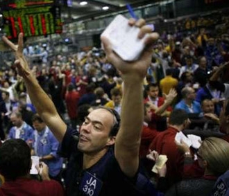 USD mất giá khiến nhiều nhà đầu tư quyết định mua vàng, dầu để đảm bảo giá trị tài sản của mình.