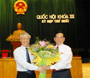 Chủ tịch Quốc hội Nguyễn Phú Trọng chúc mừng Chủ tịch nước Nguyễn Minh Triết - Ảnh: TNO