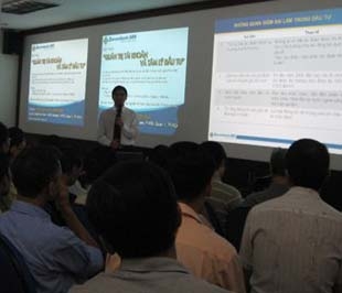 Ông Vũ Trần Vĩnh Thụy đang trao đổi với nhà đầu tư trong buổi hội tại công ty chứng khoán Sacombank.