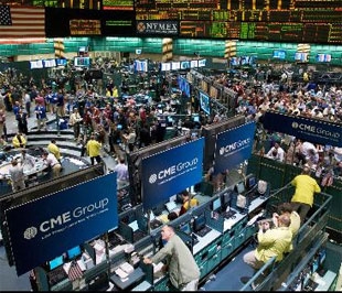 Giới đầu tư quốc tế đang chờ đợi quyết định của Quốc hội Mỹ về kế hoạch hỗ trợ ngành tài chính - Ảnh: Bloomberg.