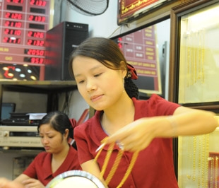 Giá vàng trong nước sáng nay mở cửa phổ biến ở quanh mức 2.185.000 đồng/chỉ (mua vào) và xấp xỉ 2.195.000 đồng/chỉ (bán ra) - Ảnh: Quang Liên.