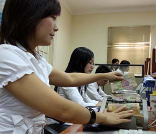 Giảm lãi suất cho vay là một yêu cầu thực tế từ khó khăn của các doanh nghiệp trong thời gian qua, đặc biệt là các doanh nghiệp vừa và nhỏ - Ảnh: Việt Tuấn.