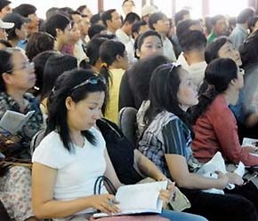 Thị trường chứng khoán Việt Nam hấp dẫn đông đảo người dân thường, kể cả các bà nội trợ.