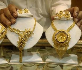 Lực lượng hỗ trợ chính cho giá vàng quốc tế thời điểm hiện nay vẫn là hoạt động mua vào chống lạm phát, do tình hình khủng hoảng đang có chiều hướng dịu bớt - Ảnh: AP.