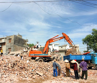 Nếu Nhà nước làm công tác giải phóng mặt bằng rồi đem đi đấu giá đất để chọn chủ đầu tư, sẽ giúp cho các doanh nghiệp đỡ mất nhiều thời gian, công sức cũng như tiết kiệm được nhiều chi phí phát sinh.