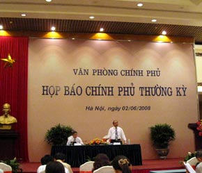 "Người dân cần phải tỉnh táo hơn trước những thông tin cho rằng VND sẽ có sự biến động lớn hơn và cần phải dựa vào những thông tin chính thức từ phía các cơ quan Nhà nước".