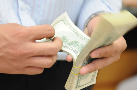 Tính đến ngày 30/11/2009, số dư tiền gửi có kỳ hạn của 7 tập đoàn, tổng công ty lớn vào khoảng 1,2 tỷ USD và số dư tiền gửi không kỳ hạn là khoảng 700 triệu USD - Ảnh: Quang Liên.