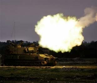 Xe tăng Israel nã đạn vào khu vực dải Gaza. Cuộc xung đột vũ trang kéo dài 10 ngay giữa Israel và Palestine đang leo thang mạnh sau khi lính Israel tiến vào lãnh thổ Palestine - Ảnh: AP.