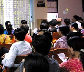 Mức độ chấp nhận rủi ro của từng người còn tương quan với lợi nhuận mà họ có thể nhận được - Ảnh: Việt Tuấn.