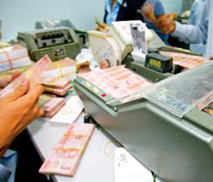 Ngay sau quyết định của Ngân hàng Nhà nước, Ngân hàng Ngoại thương (Vietcombank) thông báo áp dụng lãi suất cho vay VND ưu đãi thấp nhất là 8,5%/năm, ngang với lãi suất cơ bản; với khách hàng thông thường là 11%/năm.
