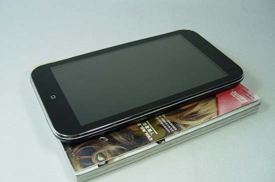 Nếu nhìn xa, khó có thể tin đây lại là một mẫu máy tính bảng - Ảnh: Shanzhaiben.