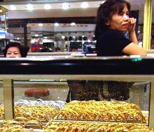 Một tiệm vàng ở Trung Quốc - Ảnh: People.