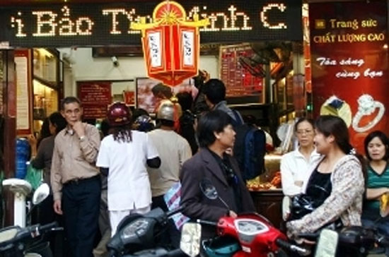 Chặng đường chinh phục lại mốc 38 triệu đồng/lượng của giá vàng nội đang tỏ ra khá gian nan.