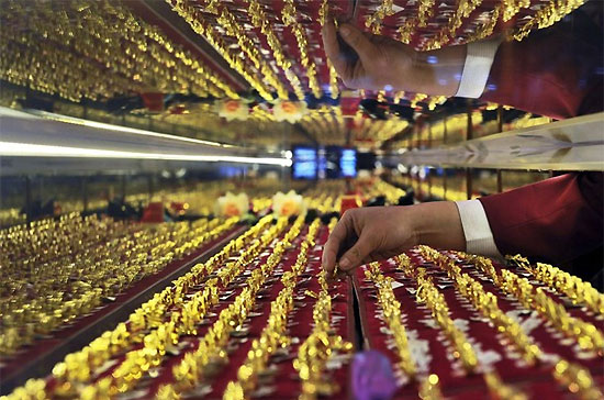 Việc vàng vẫn có một tuần tăng giá bất chấp sự gia tăng của tỷ giá USD cho thấy, nhu cầu mua vàng để chống khủng hoảng của giới đầu tư quốc tế đang gia tăng mạnh - Ảnh: Reuters.