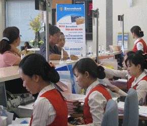 Phía sau sự nhập cuộc nhanh chóng và đồng loạt của các ngân hàng là áp lực cầu vốn và giữ chân người gửi tiền. (Trong ảnh: Gao dịch tại Sacombank)