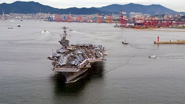 Đoàn liên ngành Việt Nam thăm tàu sân bay Mỹ