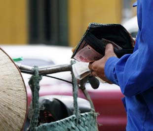 Xu hướng giá cả tăng chậm lại đã thể hiện rõ trong chỉ số cụ thể các nhóm hàng hóa dịch vụ thiết yếu của hai đầu tàu kinh tế của đất nước - Ảnh: Việt Tuấn.