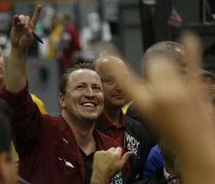 Giá dầu giảm hơn 3 USD/thùng đã giúp các chỉ số chứng khoán Mỹ lên điểm - Ảnh: Reuters.