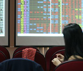 Nhà đầu tư không còn mặn mà với chứng khoán khiến kênh huy động vốn qua thị trường bị thu hẹp với các doanh nghiệp -Ảnh: LÊ TOÀN