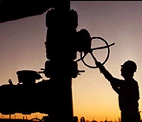 Llo lắng về nguồn cung dầu thô ra thị trường thế giới sẽ bất ổn đang ngày càng gia tăng.