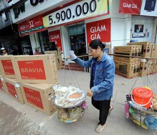 Gói kích cầu được kỳ vọng sẽ giúp nền kinh tế Việt Nam nhanh chóng thoát ra những biểu hiện suy giảm - Ảnh: AFP.